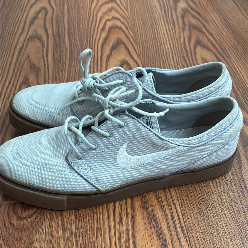 Nike Gray Sneakers Versatile Canvas Design